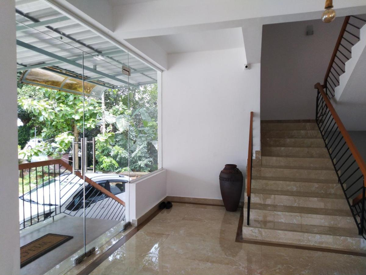 Shamrock Inn Kochi Exterior photo