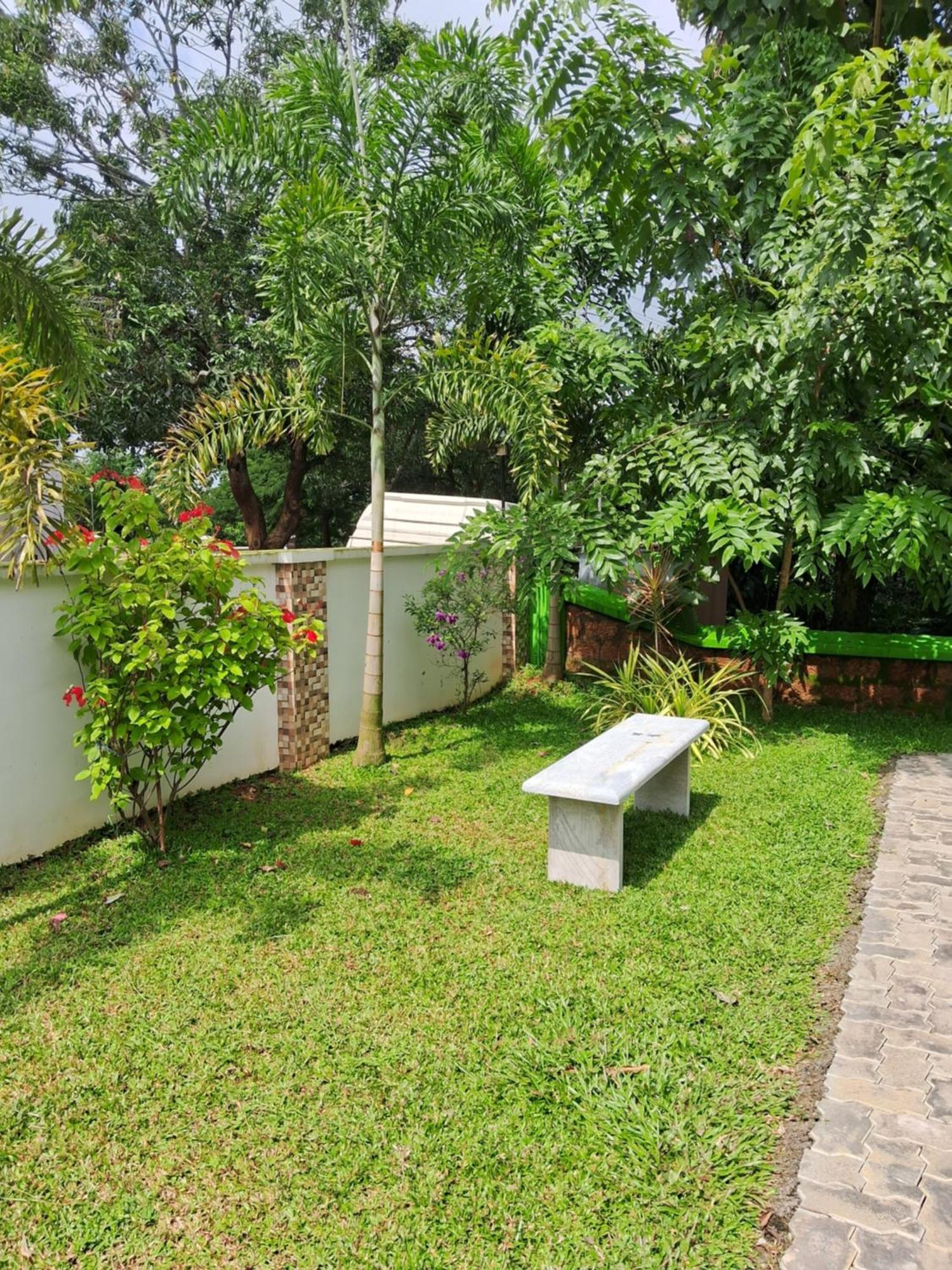 Shamrock Inn Kochi Exterior photo